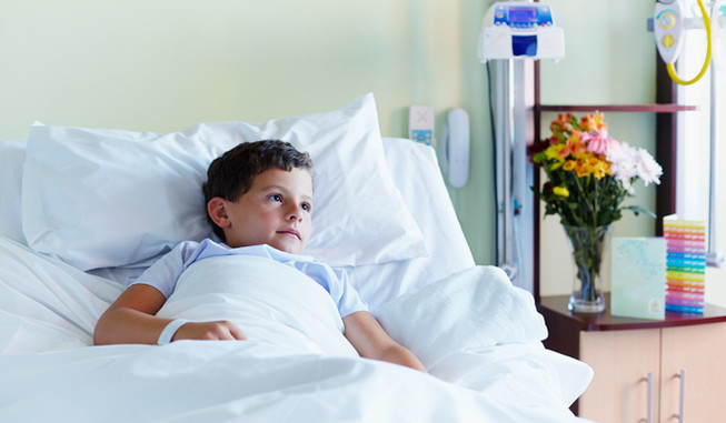 Kind im Krankenhaus-Bett