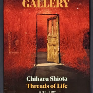 Threads of Life di Chiharu Shiota alla Hayward Gallery di Londra