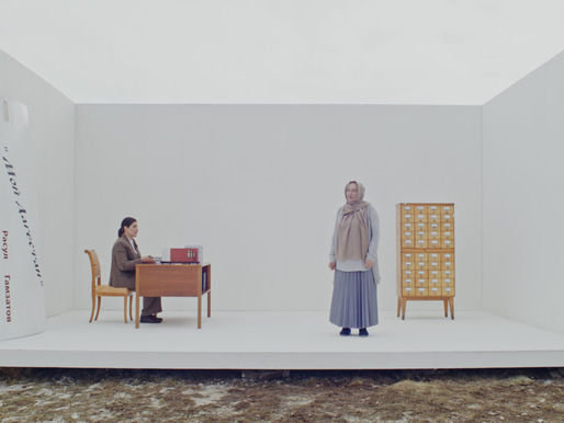 Galleria Giorgio Persano presenta Taus Makhacheva: "Seeing, Touching, Imbibing" – Una Riflessione sulla Memoria e Identità