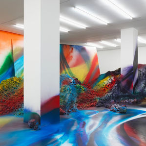 Katharina Grosse a White Cube Bermondsey: immersione nella pittura e dissoluzione dello spazio