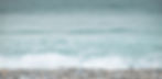 ruhiger Steinstrand am Meer