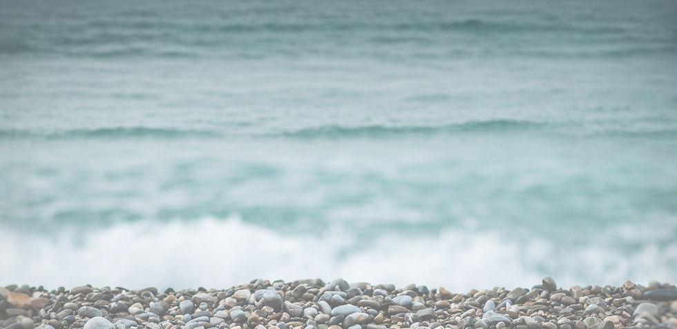 ruhiger Steinstrand am Meer