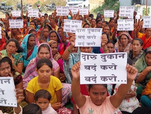 दारू दुकानाच्या विरोधात महिलांचे आंदोलन