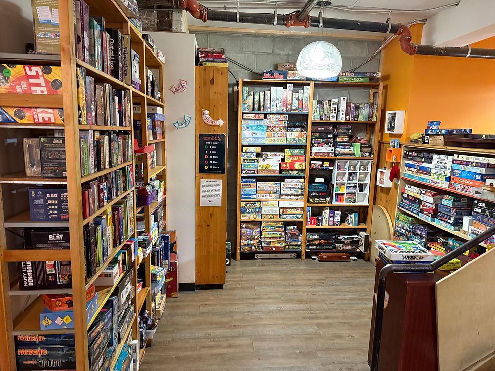 Hier seht ihr ca. 2/3 der Spielebibliothek. Ca. 80+ Spiele sind noch links und rechts in Regalen gelagert.