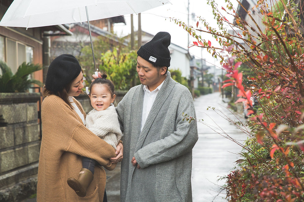 滋賀県彦根市のご自宅で2歳の男の子の誕生日記念撮影を女性カメラマンがしました。