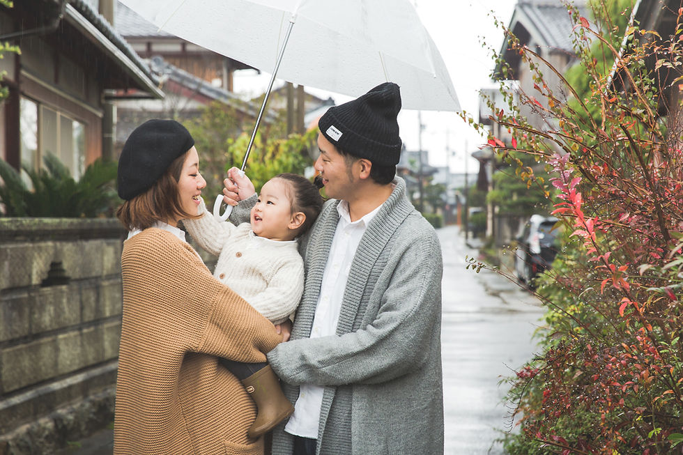 滋賀県彦根市のご自宅で2歳の男の子の誕生日記念撮影を女性カメラマンがしました。