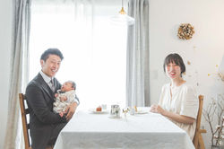 滋賀県で新築のお家の中、家族写真撮影