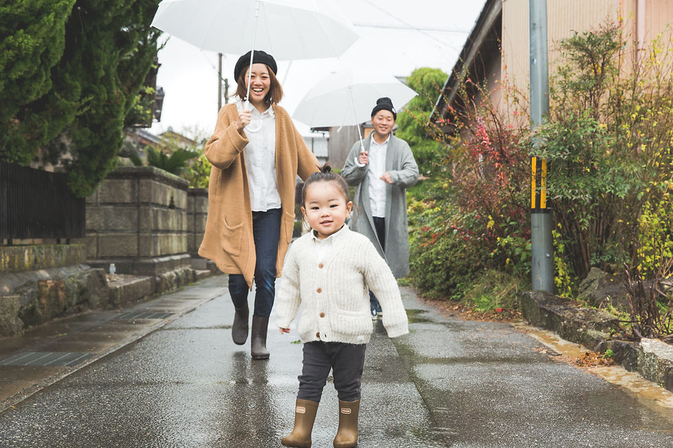 滋賀県彦根市のご自宅で2歳の男の子の誕生日記念撮影を女性カメラマンがしました。