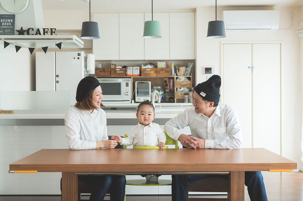 滋賀県彦根市のご自宅で2歳の男の子の誕生日記念撮影を女性カメラマンがしました。