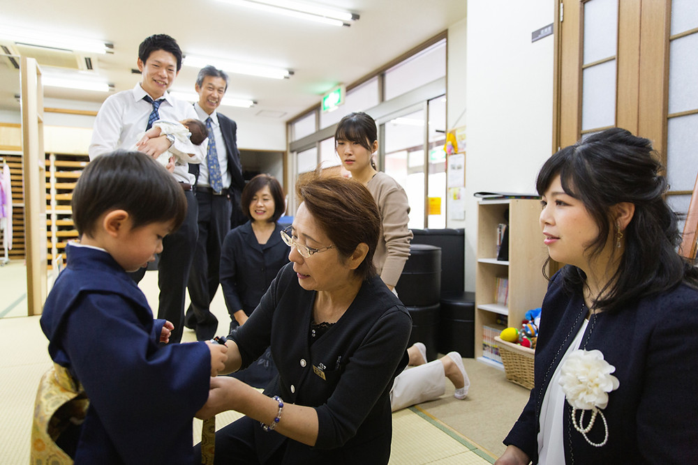 滋賀県長浜市の長浜八幡宮で七五三とお宮参り撮影。まずは長浜市の七五三・子供衣装屋さん「寿えひろ」さんでお支度風景撮影!