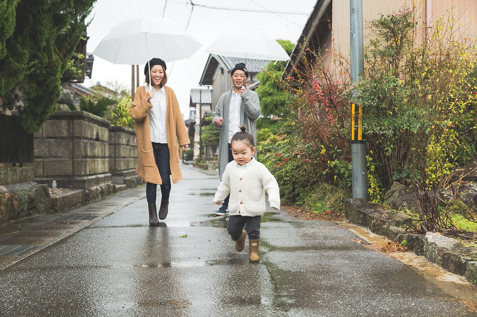 滋賀県彦根市のご自宅で2歳の男の子の誕生日記念撮影を女性カメラマンがしました。