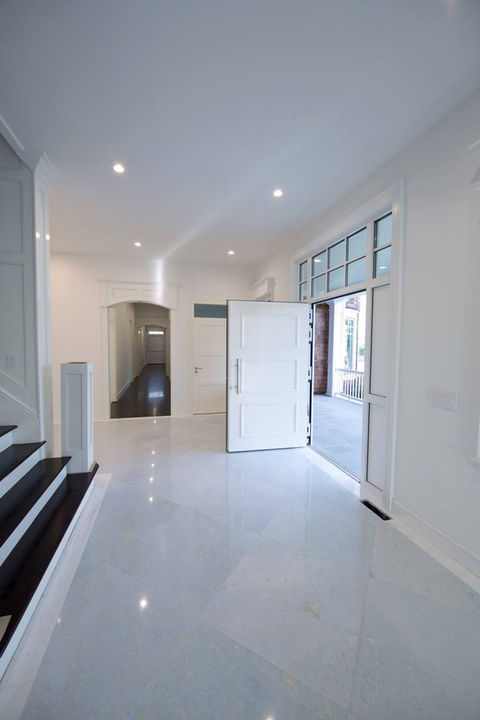 Entrata con pavimento in marmo-Entrance with marble floor