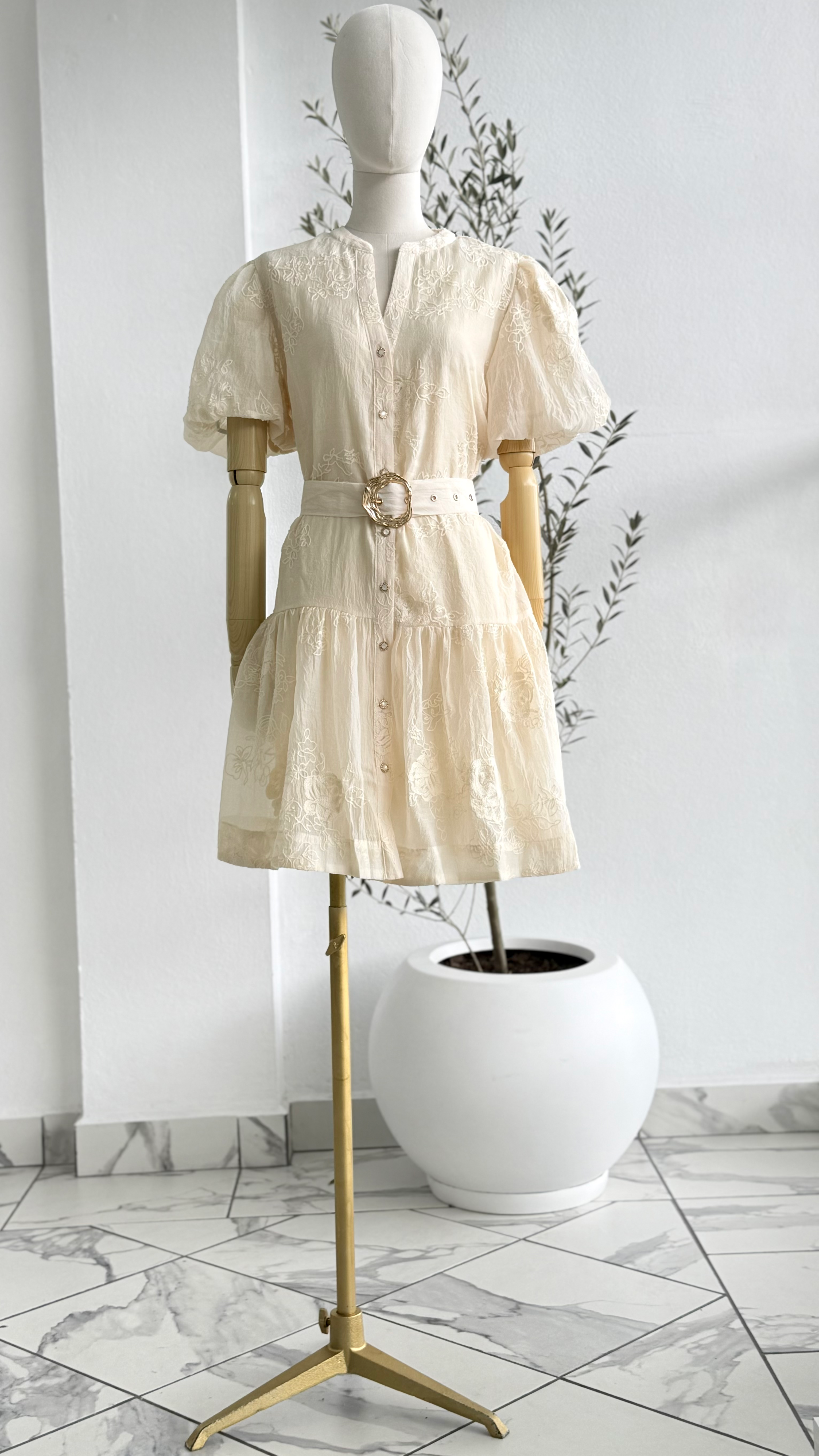 Vestido corto con bordado de flores