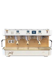 Dalla-Corte-XT-Classic-Espresso-Kahve-Makinesi-3-Gruplu-Beyaz-Mese-scaled.jpg