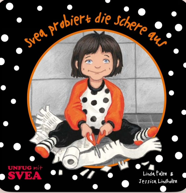 Svea probiert die Schere aus
