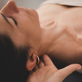 Einigspian Massage von Monika Madlencnik in Windischgarsten bietet professionelle Massagen zur Förderung von Entspannung, Gesundheit und Wohlbefinden. Ob klassische Massage, Sportmassage oder alternative Techniken wie Fußreflexzonenmassage und Akupunkt Meridian Massage – hier findest du die passende Behandlung. Erfahre mehr über Monika Madlencnik, die erfahrene Masseurin hinter Einigspian Massage, und kontaktiere Sie für einen Termin. Schenke Gesundheit und Entspannung mit unseren individuellen Massagegutscheinen. Besuche Sie in Windischgarsten für ein einzigartiges Massageerlebnis.