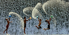 0405 Bambini con acqua spruzzano.jpg