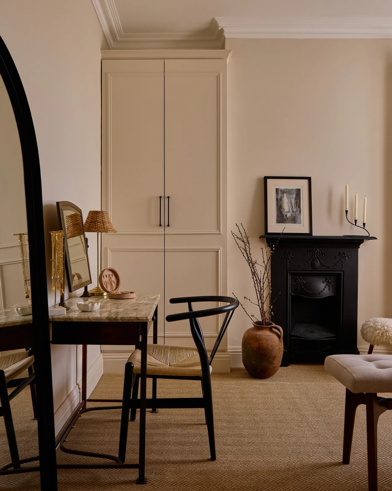 nature inspired room décor using natural materials and earthy colours. biophilic interior design - top interior design trend in 2025