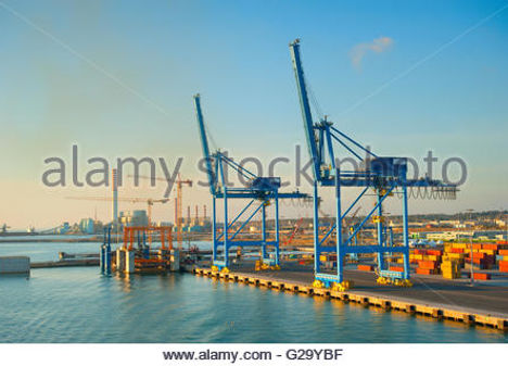 puerto-maritimo-industrial-al-atardecer-