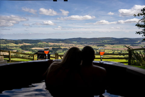 glamping_with_hot_tub_in_wales