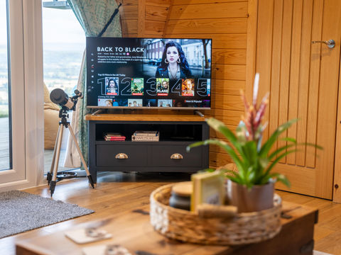 glamping_with_hot_tub_in_wales