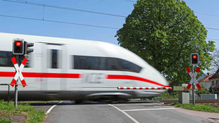Keine Ersatzteile, keine Lösung: In Igensdorf ersetzen Menschen die Bahn-Technik