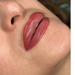 Permanent Make-up Lippen Beratung shows freshly done lip permanent makeup on lips.