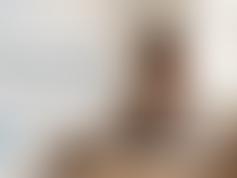 Blog-Thumbnail im sanften Kummerdieb-Stil: Eine nachdenkliche Frau sitzt mit einer Tasse am Fenster, vor ihr liegen ein offenes Notizbuch und ein Smartphone. Die Farben sind Creme, helles Braun und Pastellblau. Der Text lautet: „Wenn du dich nach Nähe sehnst, aber niemanden wirklich an dich heranlässt“. Unten steht „Mutraum“.