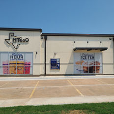 HTeaO Del Rio Texas storefront featuring custom perforated window wrap with iced tea graphics