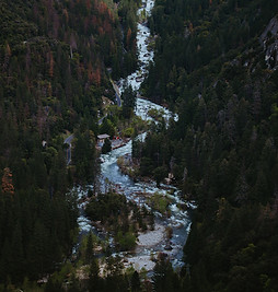 Luftaufnahme eines Mountain River