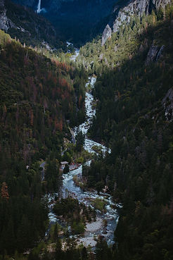 Veduta aerea di un fiume di montagna