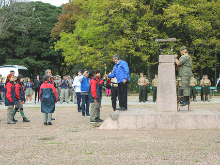 Escoteiros protagonizam acendimento do Fogo Simbólico da Pátria no Parque Farroupilha