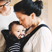Mutter trägt Baby