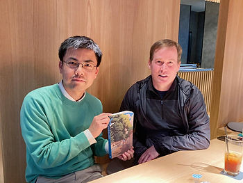 本を手に持つ2人