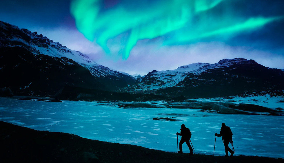 iceland-hikers-northern-lights-winter-tr