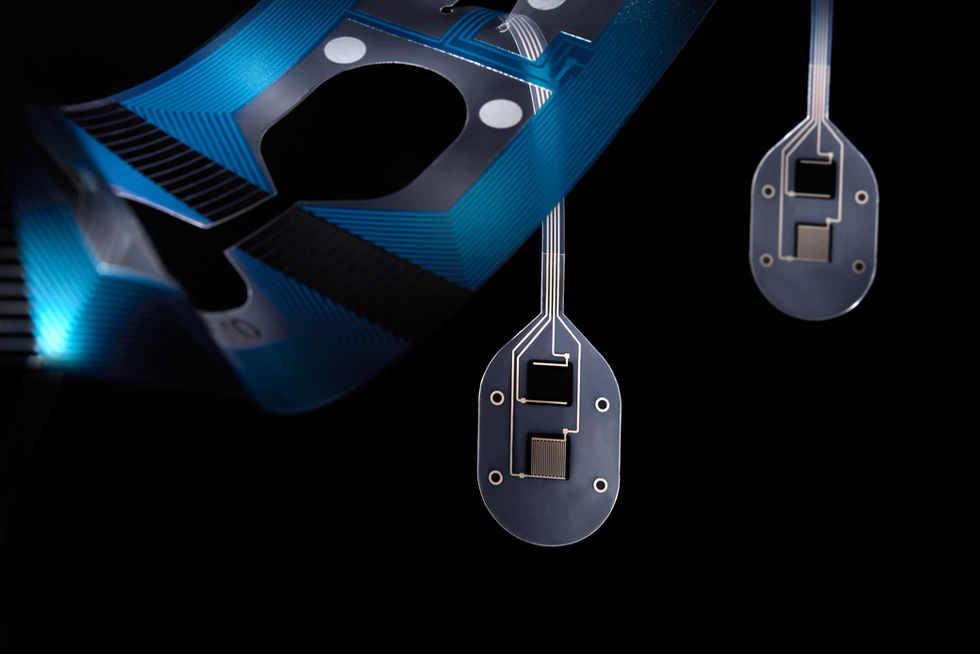 FLEXOO Elektronikmodul – flexible Leiterplatte mit feinen Leiterbahnen, technisch klar und modern beleuchtet