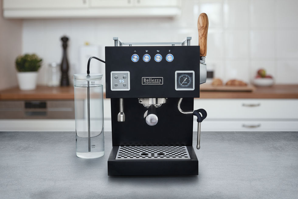 Gesamtaufnahme einer professionellen Espressomaschine auf Theke, sauber, modern und hochwertig inszeniert.