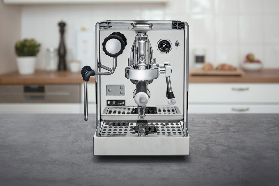 Gesamtaufnahme einer professionellen Espressomaschine auf Theke, sauber, modern und hochwertig inszeniert.