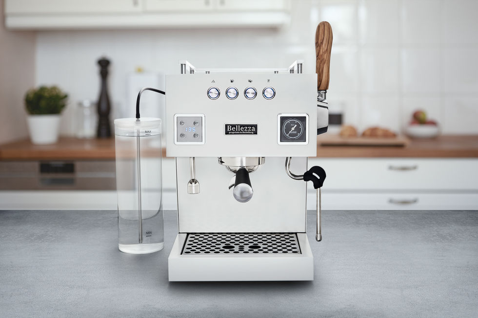 Gesamtaufnahme einer professionellen Espressomaschine auf Theke, sauber, modern und hochwertig inszeniert.