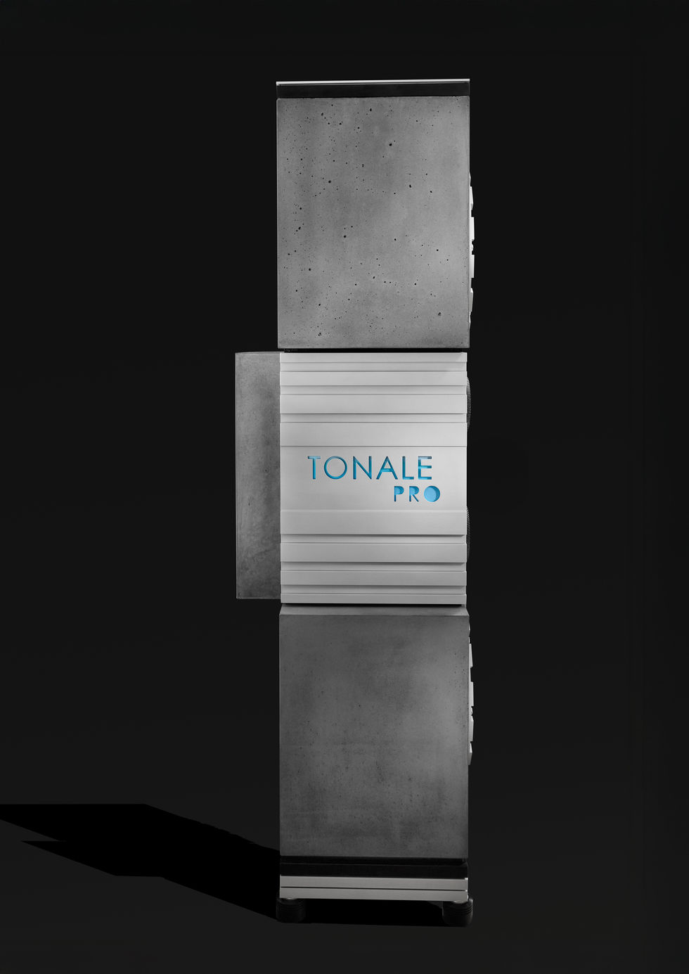 Seitliche Ansicht eines TONALE PRO Lautsprechers mit Betongehäuse
