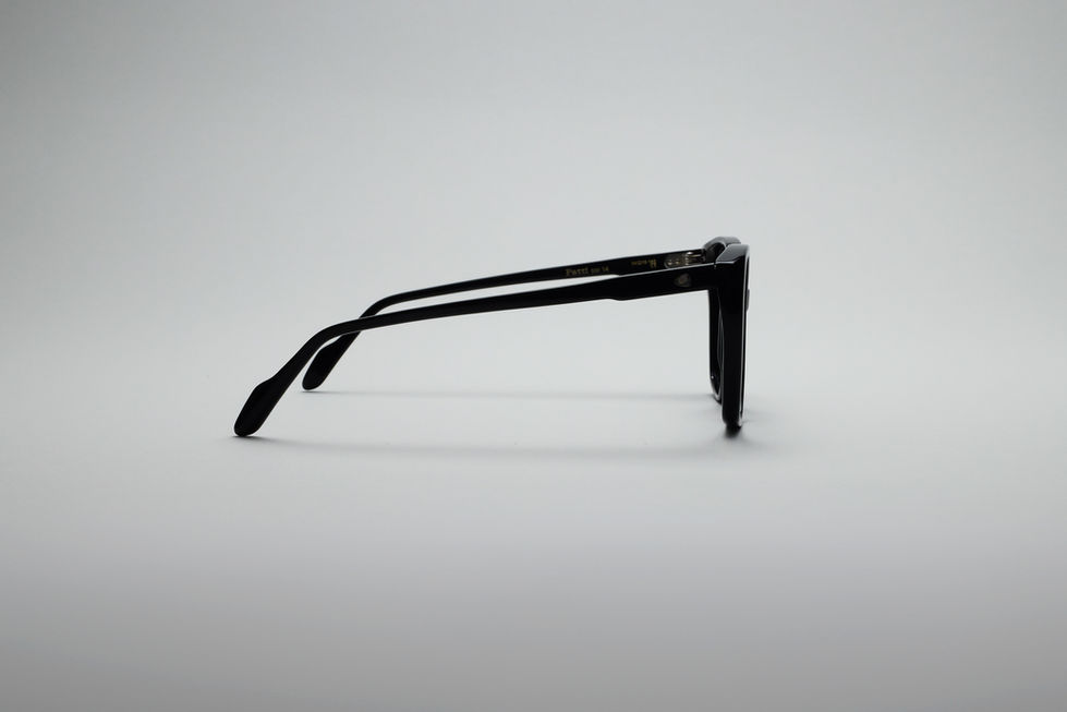 Produktfoto HUG Spectacles, zeitlose Acetat-Brille mit präzisen Kanten und Gläsern.