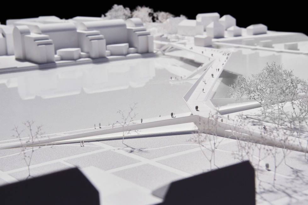 Architekturmodell der IBA-Fahrradbrücke, Übersicht mit städtebaulicher Einbettung und Umgebung.