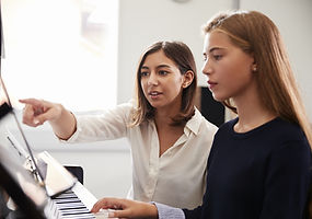Lehrer und Schüler bei Piano Lesson
