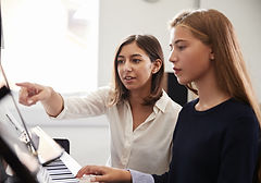 Profesor y alumno en la lección de piano
