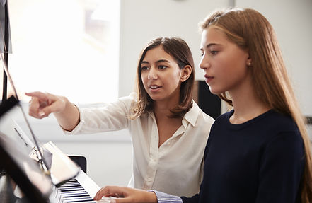 Professor e aluno na aula de piano