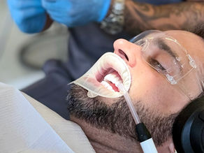 Um sorriso muito além de dentes brancos