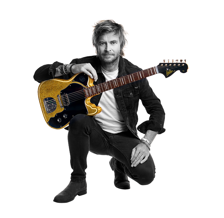 4 Manu B&W Guitar colored Détour assis 2.png