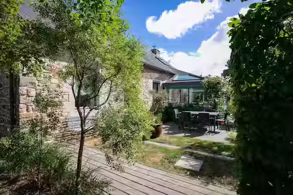Maison vue de la porte du jardin