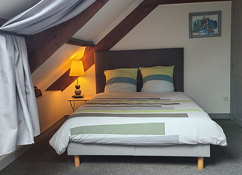 chambre lit 140cm draps anis et taupe