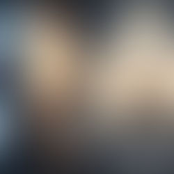 Digital Detox und Visualisierung der Meditationsvorteile: Links die Neurowissenschaft (reduzierte Amygdala, gestärkter präfrontaler Kortex), rechts die Spiritualität (Sufismus, Yoga, Buddhismus) mit einer meditierenden Person im Zentrum. Das Bild symbolisiert die Einheit von Gehirnforschung und Achtsamkeitspraxis.